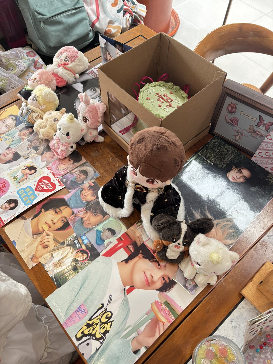kiwoomee's tweet photo. #happyhenderyday 💗

cake &amp; merch by @hengniproject https://t.co/1Xbkq9A1gG