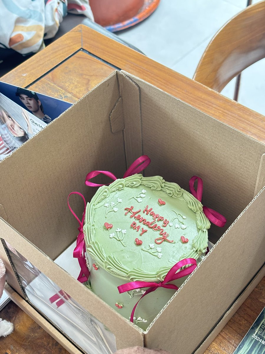 kiwoomee's tweet photo. #happyhenderyday 💗

cake &amp; merch by @hengniproject https://t.co/1Xbkq9A1gG