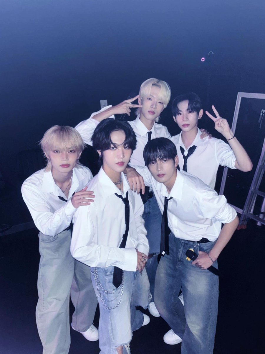 EMOTIM_OFFICIAL's tweet photo. 오사카공연 첫 시즌
MO:TI 덕분에 무사히 마쳤습니다~
진심으로 감사드립니다!🩷🩵

#emotim #moti #spark #osaka #japan https://t.co/H6YJtDiSKc