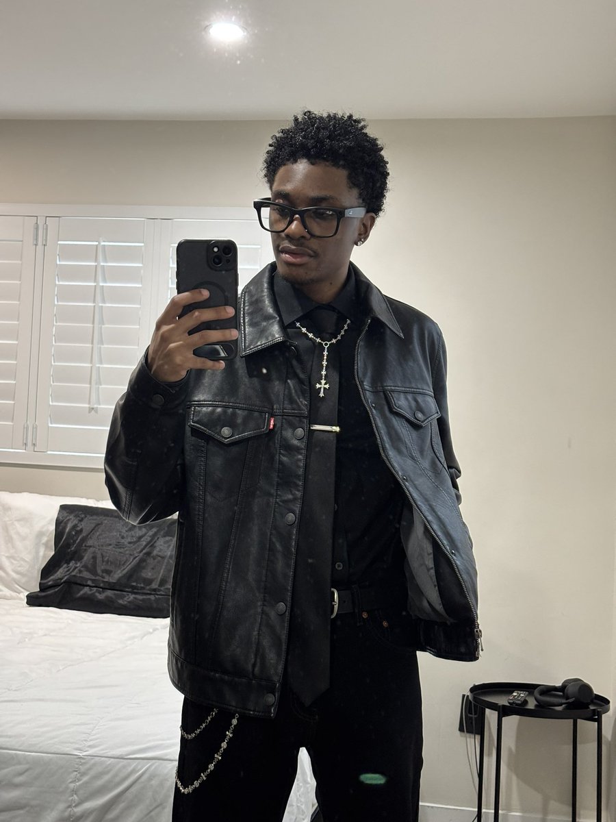 PanickinAnakin7's tweet photo. I have to go to a wedding today ngl I’ve been isolating myself so pretty anxious to be around so many people that I don’t know I hope I’ll be okay mentally.. also what I’m gonna be wearing btw 👍🏾 https://t.co/rfi4Pg6wVP