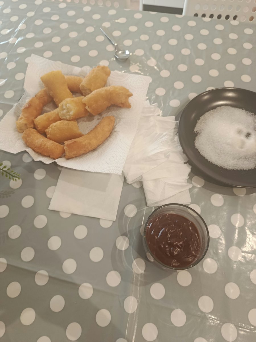 marcgvz's tweet photo. día redondo hoy, hemos estado fuera desde por la mañana

primero playa y sol, después hemos comido fuera y para rematar nos hemos liado a hacer churros caseros con chocolate

lo peor es que a este ritmo no te digo que no acabemos saliendo a cenar también https://t.co/IsRWQpiULb