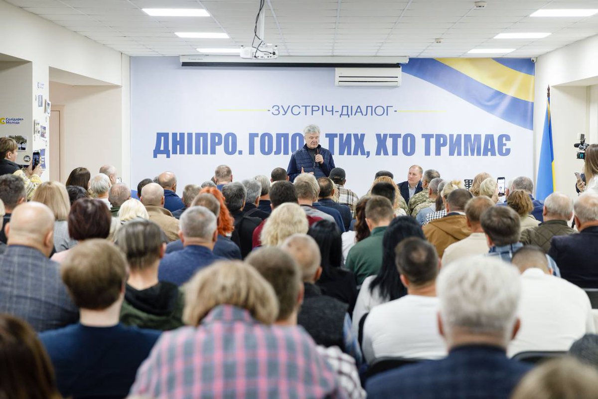 ESrivnenshchyna's tweet photo. 🔥Порошенко завітав у Дніпрі до оновленого офісу дніпровської команди «Європейська Солідарність». Попередній зруйнувала російська ракета під час однієї з атак на місто. 
 #петропорошенко https://t.co/uUofJXTfrV