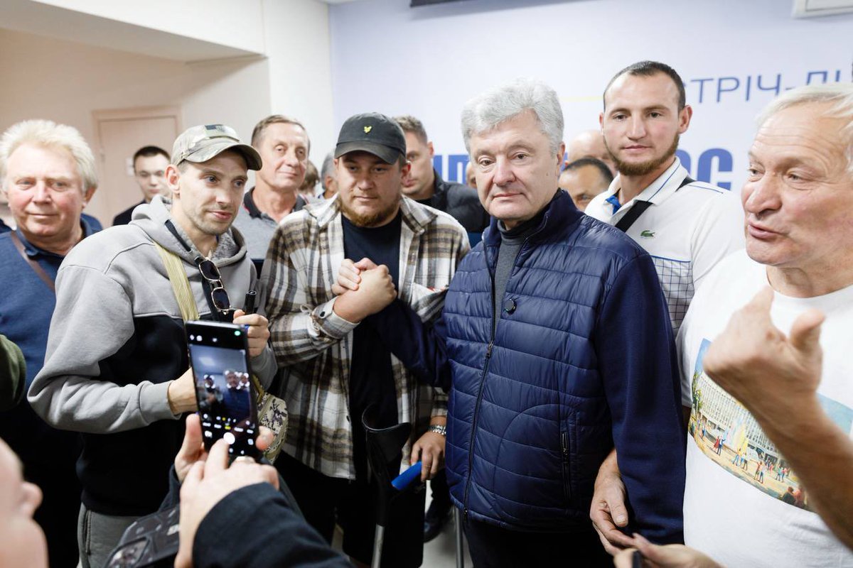 ESrivnenshchyna's tweet photo. 🔥Порошенко завітав у Дніпрі до оновленого офісу дніпровської команди «Європейська Солідарність». Попередній зруйнувала російська ракета під час однієї з атак на місто. 
 #петропорошенко https://t.co/uUofJXTfrV