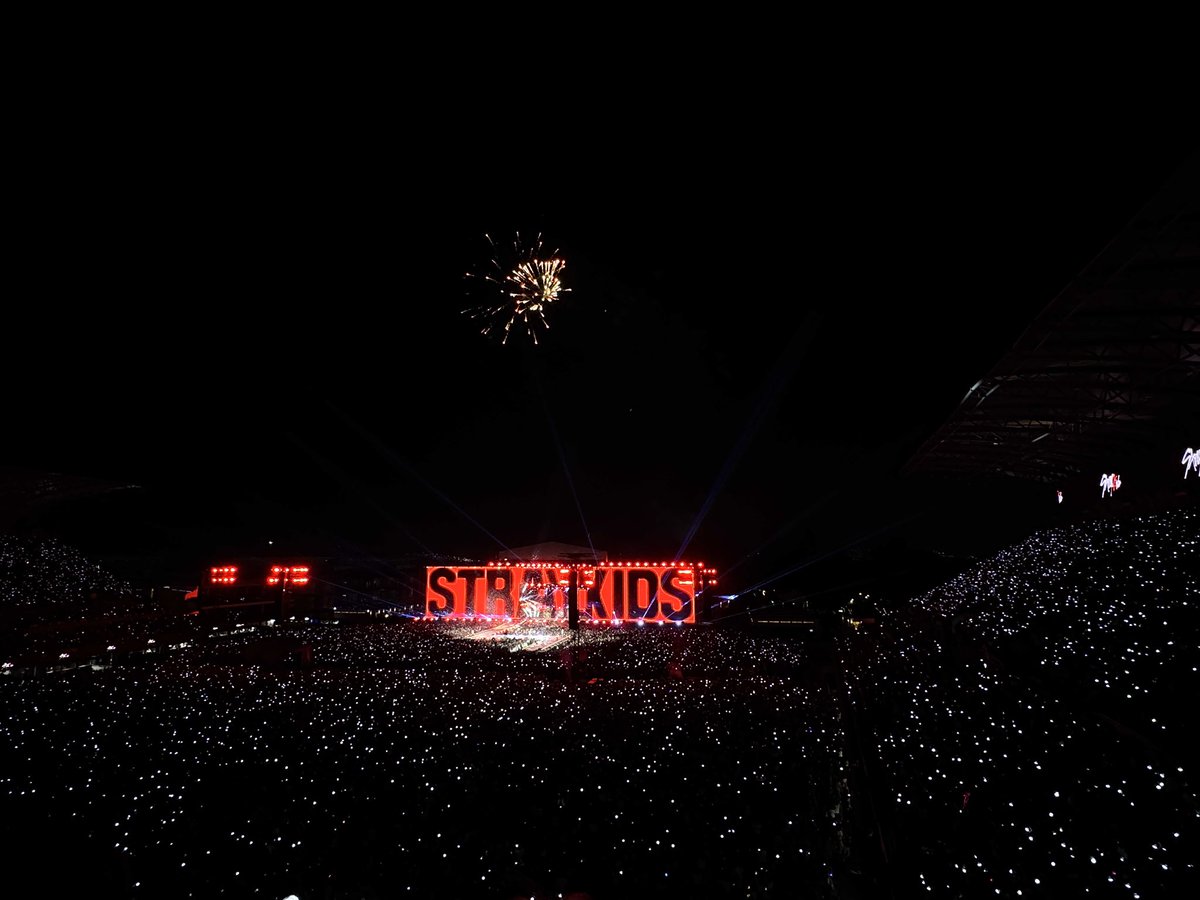 LaOximoron's tweet photo. Ver a Stray Kids fue una experiencia extraordinaria de la que necesito escribir. No tanto por el grupo, sino por la comunidad, por lo que vi y percibí. 
Necesito entrevistar a más STAYs. https://t.co/KggTzWcjS2