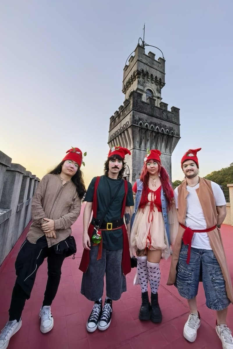 sonholiquido's tweet photo. Nós os gnomos fazendo música líquido no castelo 🏰 https://t.co/pCIRxTOnFa