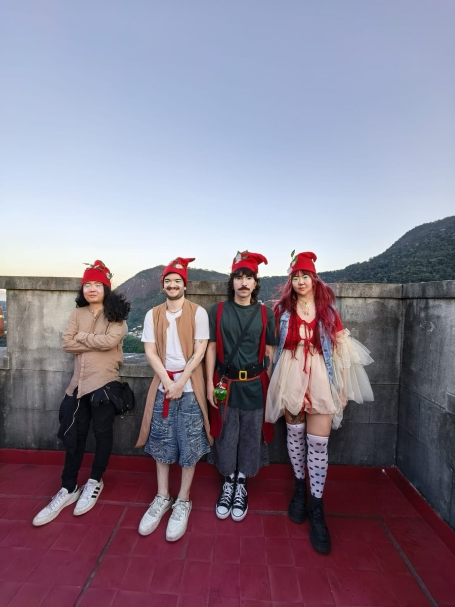 sonholiquido's tweet photo. Nós os gnomos fazendo música líquido no castelo 🏰 https://t.co/pCIRxTOnFa