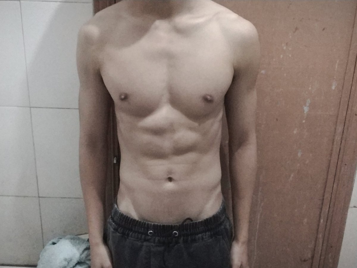 wrykpdcnr's tweet photo. 最近孙宇晨事件后，邵艾伦的薄肌理论特别火。图一图二是我初中和高中的照片。那时我没进过健身房，没有系统的训练，只是做单双杠，俯卧撑，跑步，蛙跳。图三是一名博主，我想练成这样的体型。喜欢图四里两人一起的体型差。高壮真的超绝，尤其是在泳池看到厚背翘臀粗腿的人游起来一股扑面而来的力量美。 https://t.co/uPzGLtINwN