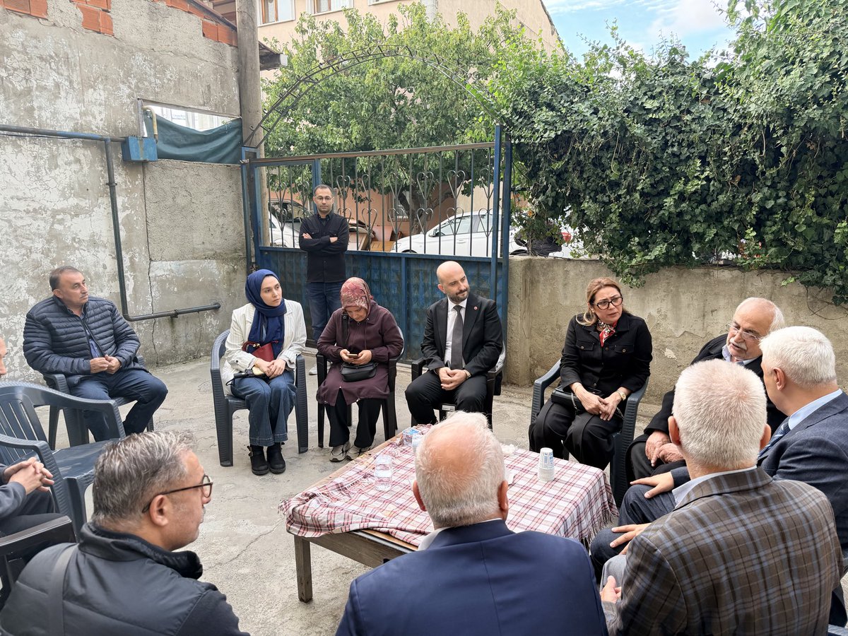 BarisOzerol's tweet photo. 📍 Ümraniye

İlyas Mengü ve ailesine İlyas Amcanın vefat eden eşi için taziye ziyaretinde bulunarak başsağlığı dileklerimizi ilettik.

Merhumeye Allah’tan rahmet, başta İlyas Mengü olmak üzere ailesine ve yakınlarına sabır ve başsağlığı diliyoruz.

#TürkiyeYüzyılıBuluşamaları https://t.co/eyVOtvI3ZB