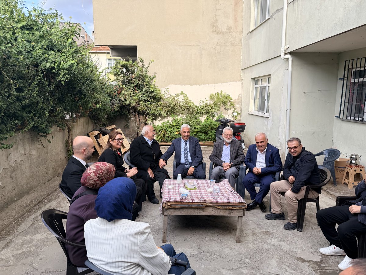 BarisOzerol's tweet photo. 📍 Ümraniye

İlyas Mengü ve ailesine İlyas Amcanın vefat eden eşi için taziye ziyaretinde bulunarak başsağlığı dileklerimizi ilettik.

Merhumeye Allah’tan rahmet, başta İlyas Mengü olmak üzere ailesine ve yakınlarına sabır ve başsağlığı diliyoruz.

#TürkiyeYüzyılıBuluşamaları https://t.co/eyVOtvI3ZB