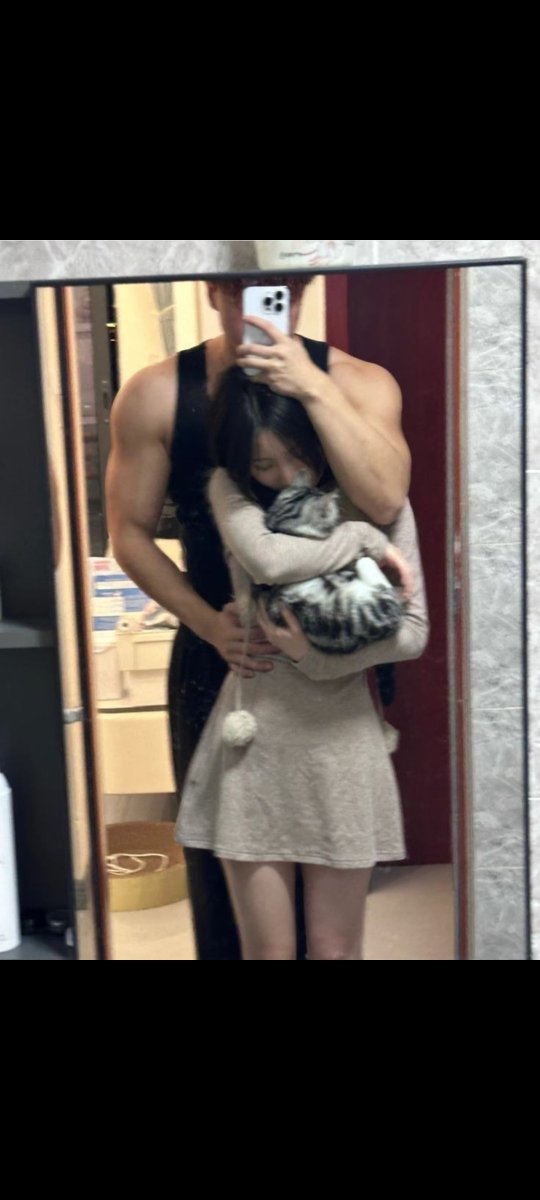 wrykpdcnr's tweet photo. 最近孙宇晨事件后，邵艾伦的薄肌理论特别火。图一图二是我初中和高中的照片。那时我没进过健身房，没有系统的训练，只是做单双杠，俯卧撑，跑步，蛙跳。图三是一名博主，我想练成这样的体型。喜欢图四里两人一起的体型差。高壮真的超绝，尤其是在泳池看到厚背翘臀粗腿的人游起来一股扑面而来的力量美。 https://t.co/uPzGLtINwN