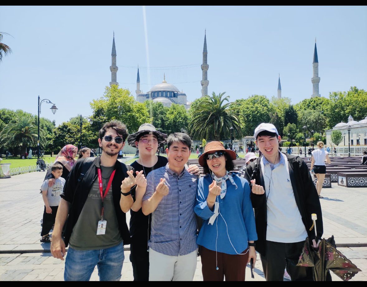 Turan34100's tweet photo. Dünya Turizm Günü…

Bugün dünyayı tanıtan, insanları birbirine yaklaştıran, kültürleri buluşturan tüm turist rehberlerini anıyoruz.

Ama bizim için bugün, yarım kalmış bir hikâyenin de günü…
#isiasortakdavamız https://t.co/JzmeEykvkw
