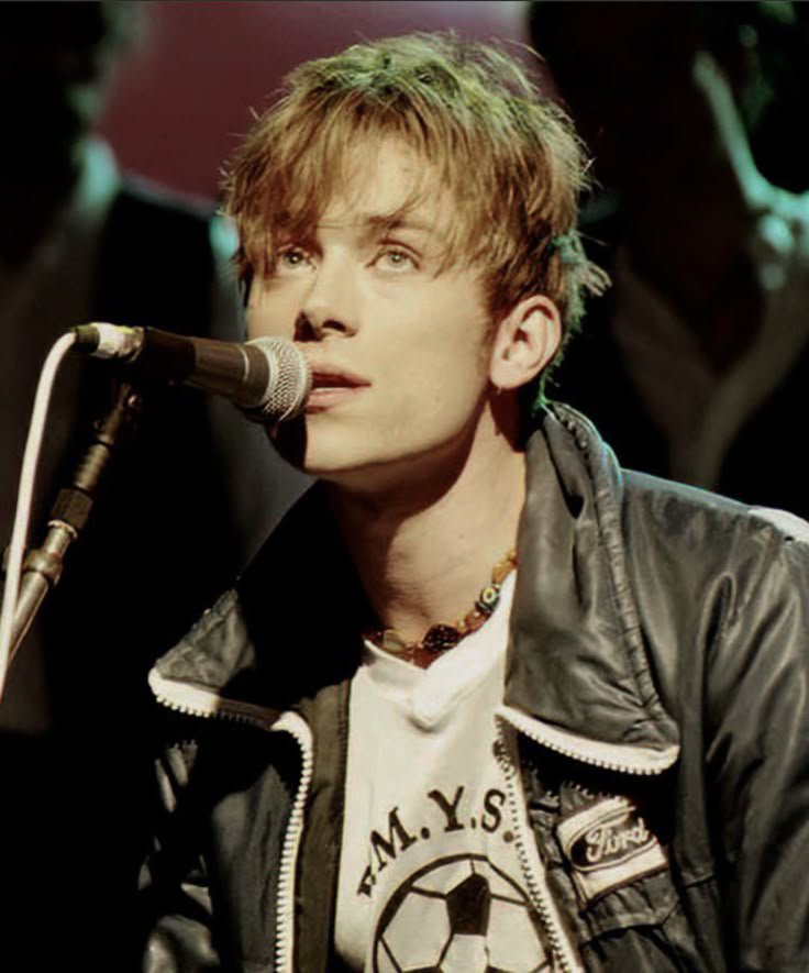 diddle_dingle's tweet photo. Angels are real, and its damon albarn https://t.co/djNne4K3qn