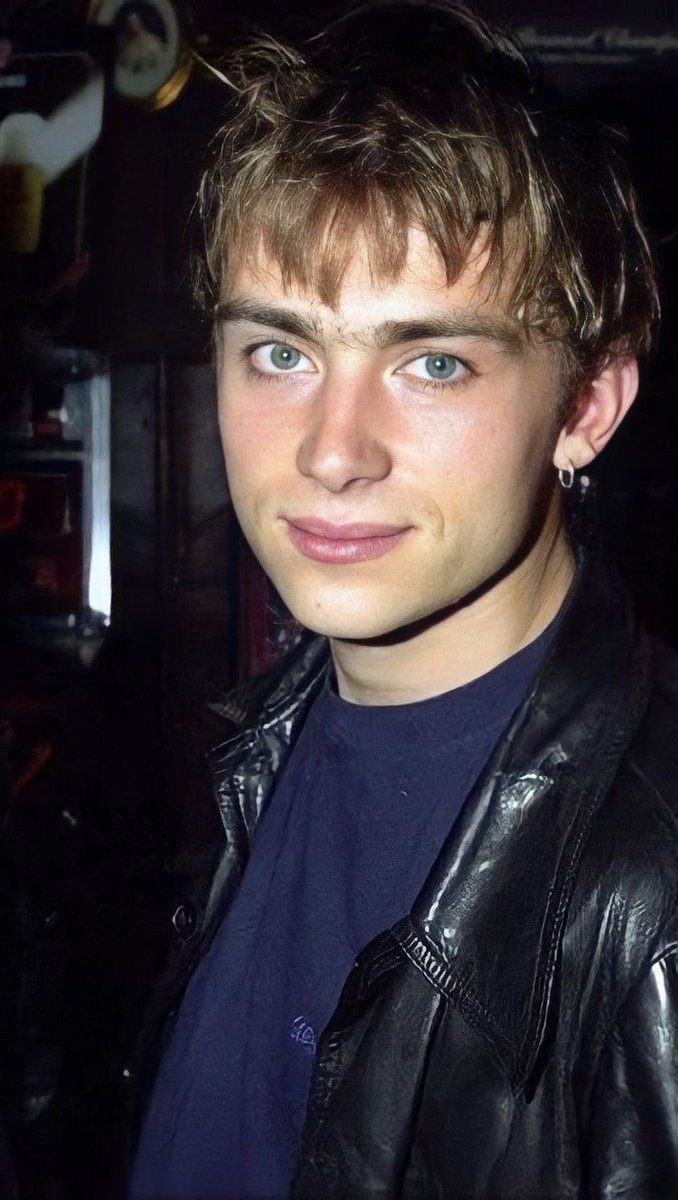 diddle_dingle's tweet photo. Angels are real, and its damon albarn https://t.co/djNne4K3qn