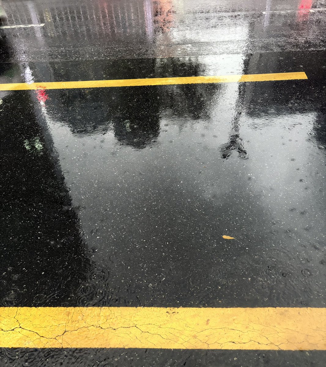 Bcvmioo666's tweet photo. 雨天 https://t.co/wJsMNwyOQ4