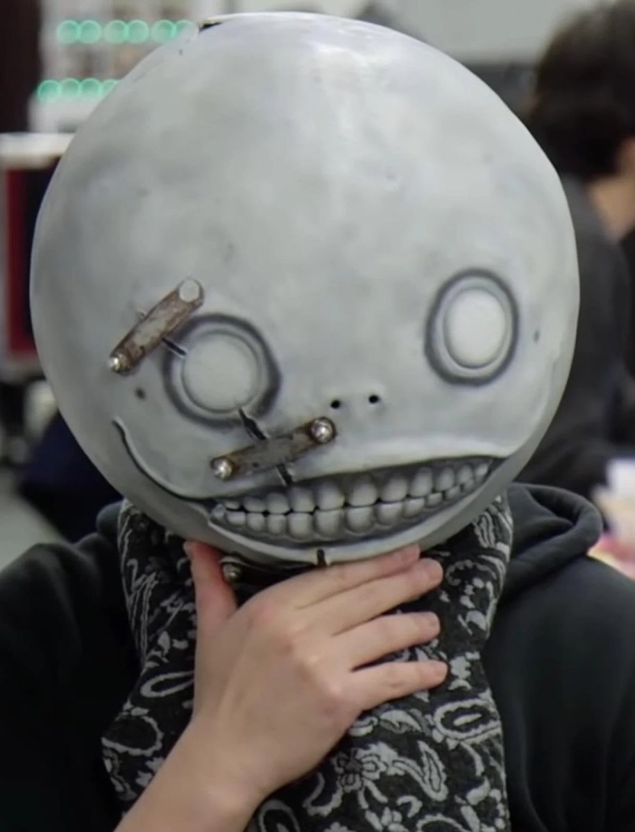 SomosKudasai's tweet photo. El creador Yoko Taro confesó que desarrolló NieR: Automata haciendo lo que quería y buscando ocultarse de Square Enix para evitar que interfirieran con su proyecto.

Resulta que la directiva apenas esperaba vender 300,000 copias en todo el mundo y la producción solo se aprobó porque el productor amenazó con renunciar si no le daban luz verde. Por si fuera poco, Taro estuvo a punto de ser despedido al negarse a cumplir con el horario de oficina, defendiendo todo el tiempo que él solo diseñaba un juego normal para gente normal.

El proyecto que los ejecutivos veían con desconfianza y cuyo director desafió todas las normas corporativas terminó superando las 10 millones de copias vendidas en todo el mundo.