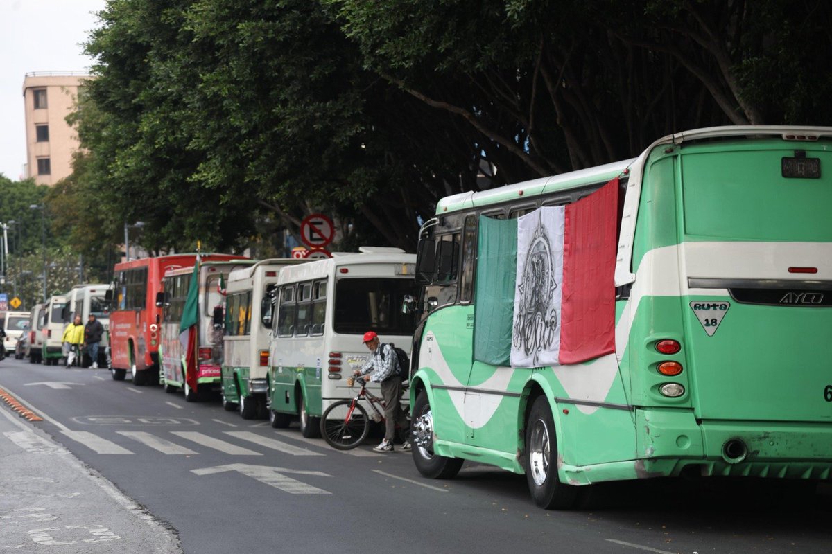 MLopezSanMartin's tweet photo. Así los alrededores del Zócalo capitalino previo al mitin de Sheinbaum por su Segundo Informe de Gobierno:

-Reparto masivo de tacos

-Filas de camiones estacionados

📷 @El_Universal_Mx / @AztecaNoticias https://t.co/tJ2S2T3Wz6