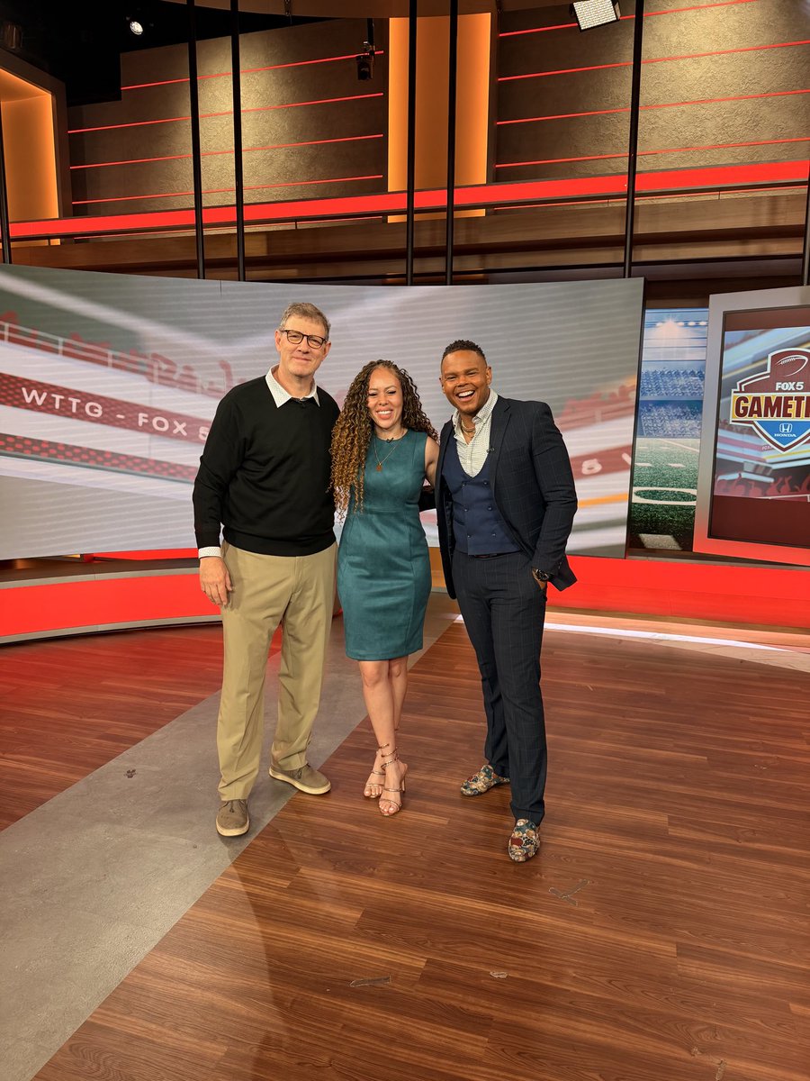 JYash's tweet photo. Easy Super Bowl trivia question today on GameDay with @RealChadRicardo and @LoCook18. Even easier for me cuz I was standing on the field right behind the end zone - with the late, great @fox5dc photographer Cliff Herbert - where Doug Williams threw 4 TDs in the 2nd quarter. https://t.co/wnTPGDd4s1