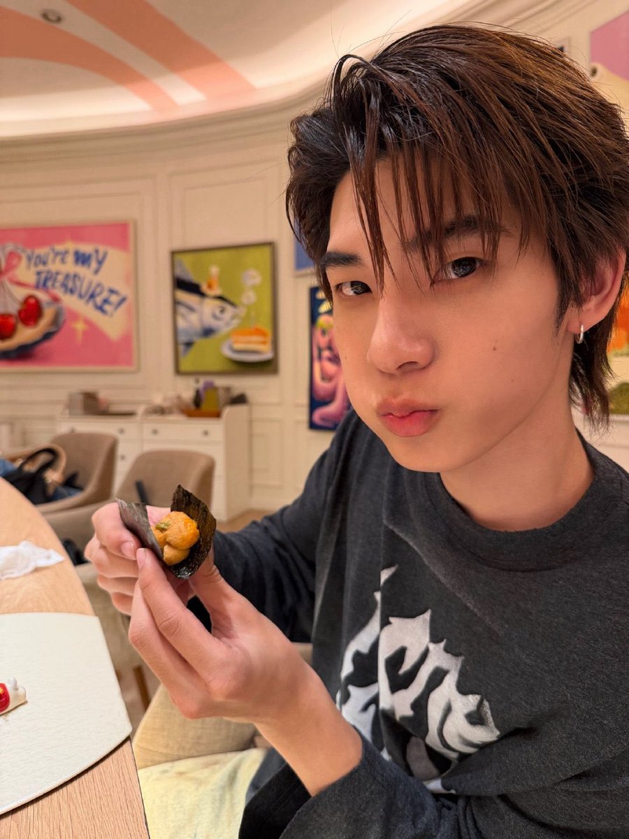 withyouwerebear's tweet photo. ห้ะะะะะะะ แกว่าใช่ไหม เสื้อตัวเดียวกันปะะะะะะ !!!!??? https://t.co/pUDyC4fvu4 https://t.co/LWyGMIxofF