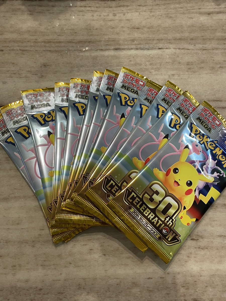 ryusuke_0403's tweet photo. 朝ミニストップ寄ったらセルフレジの横に箱に3パックだけ入ったポケカ発見👀他はもうないって言ってたけど、3パックだけ残ってる事に違和感を感じて家族召喚したら裏から出てきた😅 https://t.co/LcejBsIMDn