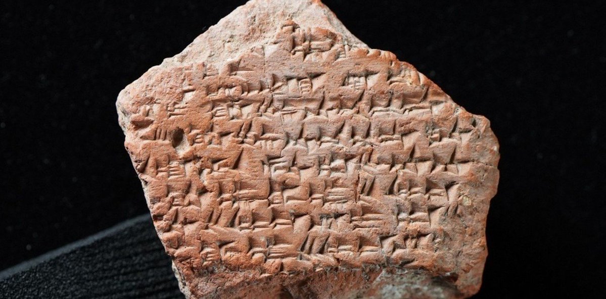 clarincom's tweet photo. HALLARON UN FRAGMENTO DEL TRATADO DE PAZ MÁS ANTIGUO DEL MUNDO

Arqueólogos encontraron en Hattusa, antigua capital del reino hitita en Turquía, un fragmento de una tablilla de barro con una copia del tratado de paz firmado en 1259 a.C. entre el faraón Ramsés II y el rey hitita Hatusili III.

El texto, escrito en cuneiforme y en lengua acadia, corresponde al llamado Acuerdo de Kadesh, que puso fin a la guerra entre ambos imperios y estableció una alianza de ayuda militar mutua. El fragmento hallado hace referencia a refugiados.

Dónde ocurrió: https://t.co/AKtpLdti2o

(+) en Clarín: https://t.co/2g8TCGlg6M