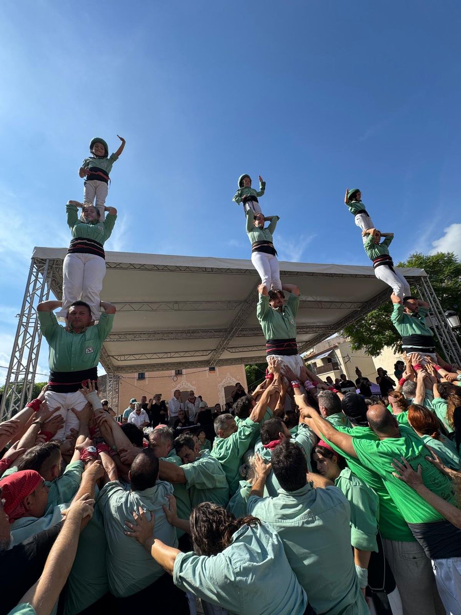 CastellerMollet's tweet photo. @concurscastells 🔶️ Primera Jornada del @concurscastells a Torredembarra 🔶️

🎭 Hem tancat amb tres Pde4!

#castells #ambtumesamunt https://t.co/Sx6GZkvsRD