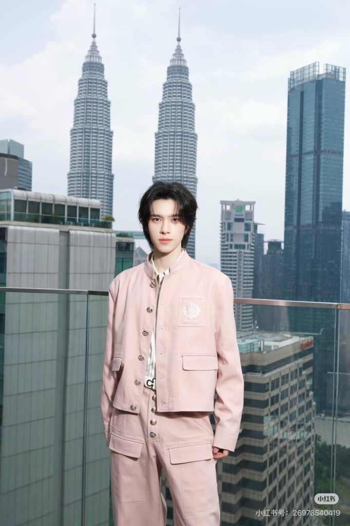 derydery28's tweet photo. Happy birthday to an amazing person! May your year be full of good health, great friends, sweet surprises, and dreams that finally come true.

#목요일의남자_헨드리탄신일
#헨드리생일이니까말할게_사랑헨
#칸토니즈파워928퍼센트 https://t.co/sBSy7ejypP