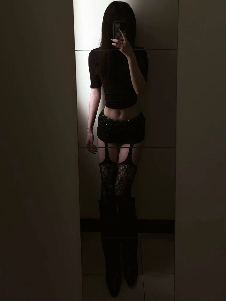 victor2646's tweet photo. 我超愛這個IKEA的鏡子 讓我看起來腿超長💕 https://t.co/1VqJVxyQaL
