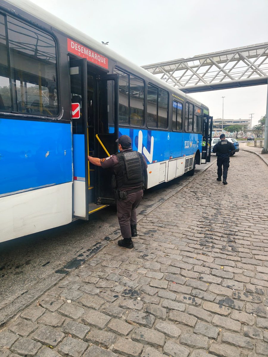 PMERJ's tweet photo. ➡️ #PTOU - Patrulhamento Transportado em ônibus Urbano, sendo realizado por policiais da #6BPM, no bairro de São Cristóvão, na Zona Norte do Rio de Janeiro, neste domingo (27).
#ServireProteger #PMERJ #PTOU #6BPM https://t.co/C6fNt0kjsp