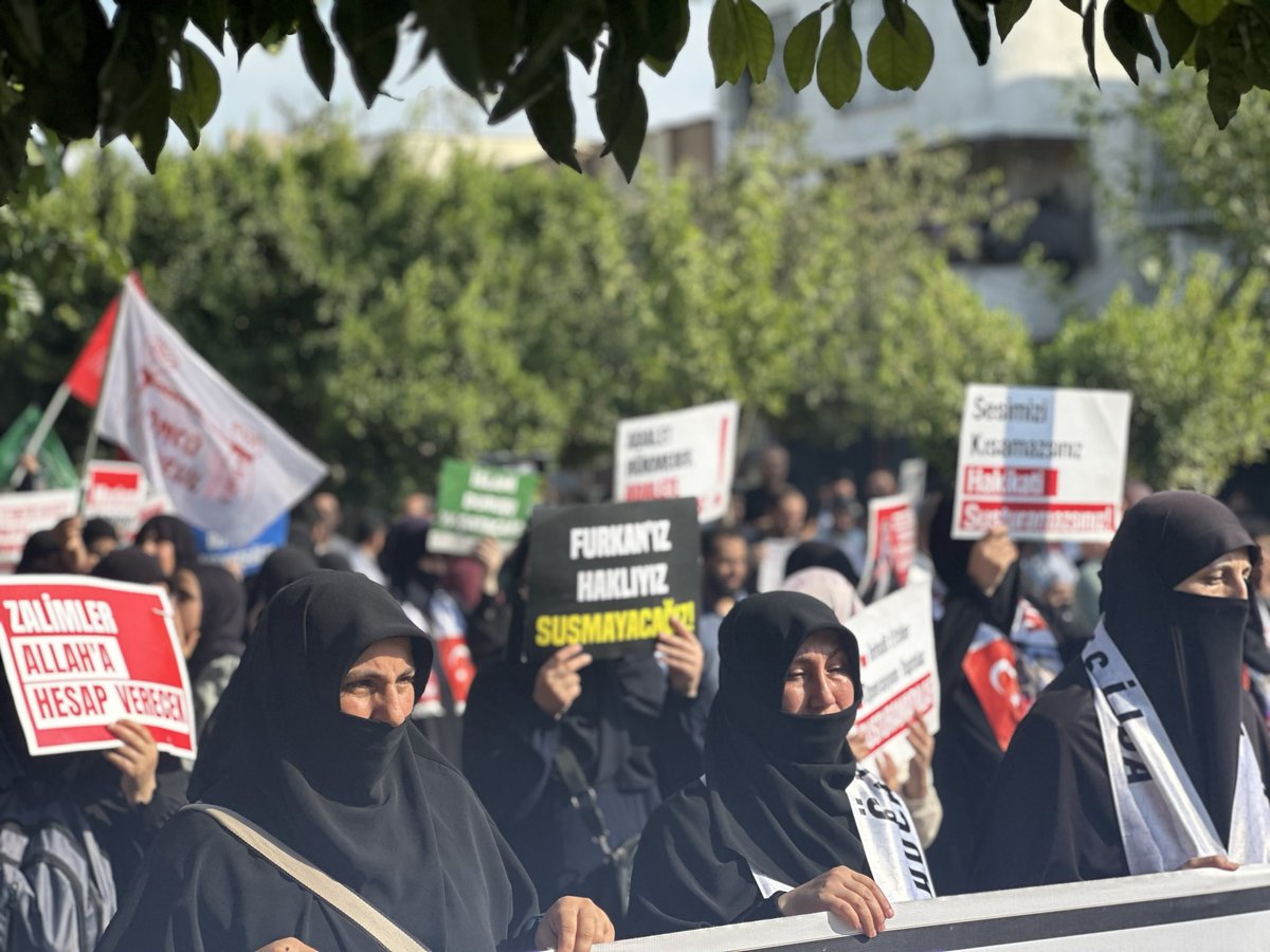 furkanhareketiT's tweet photo. HOCAMIZI VE KARDEŞLERİMİZİ SERBEST BIRAKIN!

📍19 Mayıs Mah | Yüreğir 

Eylemler: Özgürlük Yürüyüşü, Basın Açıklaması, Adalet Bekleyişi 

Furkan Hareketi mensupları, Alparslan Kuytul Hocaefendi, Semra Kuytul Hocahanım ve diğer kardeşlerimizin hukuksuz tutukluluklarına tepki göstermek için eylemler gerçekleştirdi. 

AdaletIstemek SuçMu
AkpDönemi ZulümDönemi
ZulmeKarşı Meydanlardayız