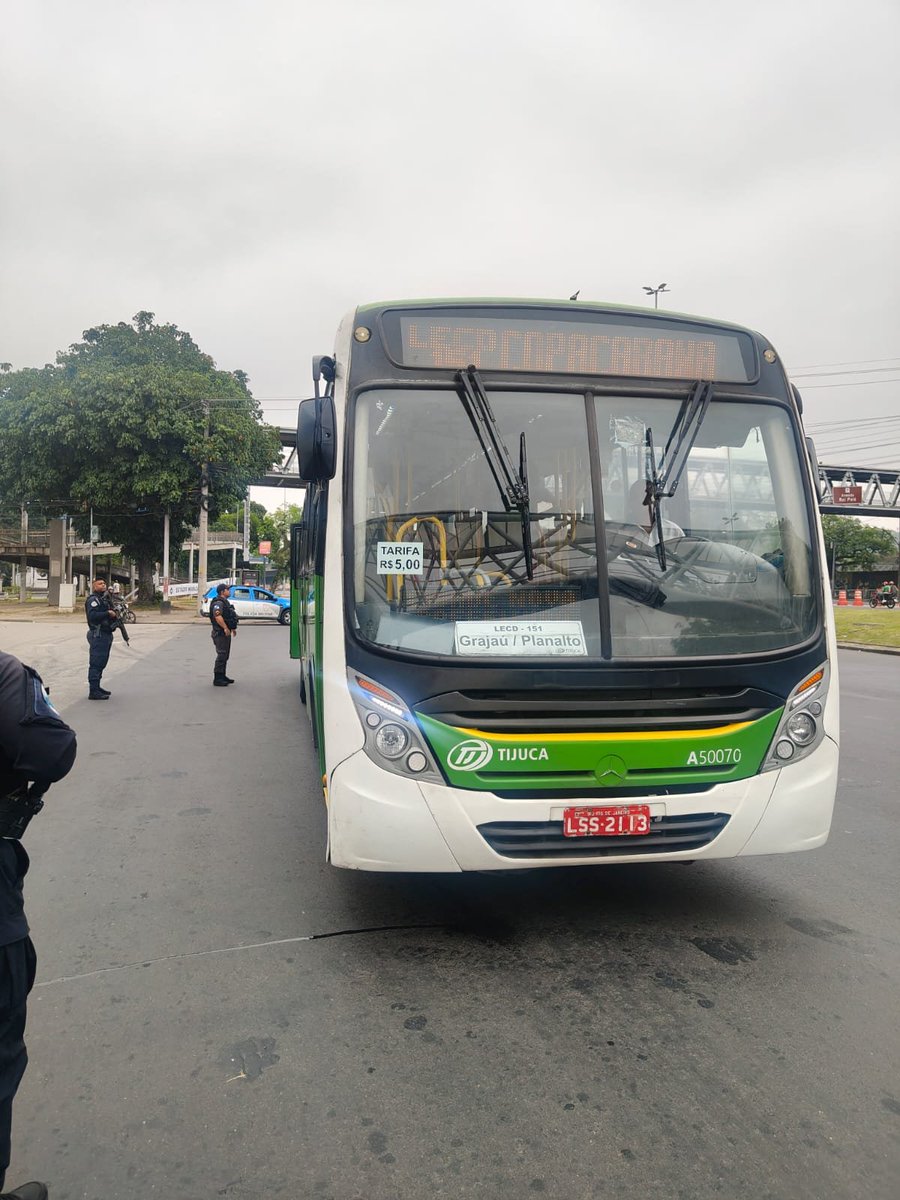 PMERJ's tweet photo. ➡️ #PTOU - Patrulhamento Transportado em ônibus Urbano, sendo realizado por policiais da #6BPM, no bairro de São Cristóvão, na Zona Norte do Rio de Janeiro, neste domingo (27).
#ServireProteger #PMERJ #PTOU #6BPM https://t.co/C6fNt0kjsp