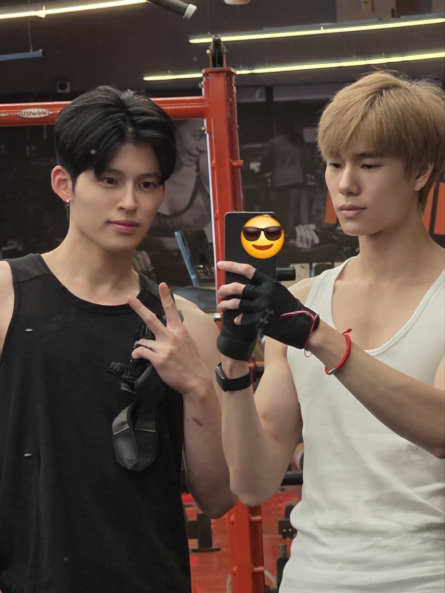merrygoround95's tweet photo. “ไม่ต้องมายิ้มเลย ทำไมชอบเก็บอะไรไว้คนเดียว”
“...”
“รู้ใช่ป่ะว่าเป็นห่วง”
“รู้แล้ว มึงบอกตลอด”
“แล้วทำไมชอบทำให้เป็นห่วง”
“...”
“เคยบอกแล้วใช่ป่ะ ว่ามีอะไรบอกได้ทุกเรื่อง”
“ก็มึงยุ่ง ช่วงนี้มึงซ้อมวงตลอด กูไม่อยากกวน”
“กูเคยพูดว่ามึงกวนเหรอ”
“...”
“คำว่ามากกว่าเพื่อนแต่ไม่ใช่แฟนของมึงอะ กูมีสิทธิ์ทำอะไรได้ขนาดไหนวะ”
“...”
“ภูวิน”
“ว่า”
“อยากโทรหากูตอนไหนก็โทรได้เลย จะกี่โมงก็โทรได้เลย อยากจะแชทหาตอนไหนก็ทำได้ตลอด ไม่ต้องกลัวว่าจะรบกวน จะเรื่องอะไรก็พิมพ์ใส่แชทกูได้ทุกเรื่อง”
“...”
“กูไม่รู้หรอกว่ามึงนิยามความสัมพันธ์ของเราสองคนว่าอะไร”
“...”
“แต่สำหรับกู มึงเป็นมากกว่าเพื่อน เป็นมากกว่าพาร์ทเนอร์ มึงเป็นมากกว่านั้นมากๆ”
“...”
“กูโคตรไม่ชอบ เวลาเห็นว่ามึงมีเรื่องไม่สบายใจแล้วกูไม่รู้เรื่องอะไรเลย”
“ขอโทษ”
“ไม่ได้โกรธครับ”
“แต่มึงไม่พอใจ”
“ไม่ใช่แบบนั้น”
“...”
“เฮ้อ มึงนี่นะ”
“วันนี้ไม่ซ้อมเหรอ”
“ส่งตารางซ้อมให้ในไลน์แล้วไง ได้ดูยังอะ”
“😅”
“ตลอด”
“ปอนด์”
“ครับ”
“มาหาได้เปล่า”
“ได้”
“เดี๋ยวดิ ยังไม่ทันบอกเลยว่าที่ไหน”
“ก็ไปได้หมด”
“ลำบากมั้ย น้ำท่วมหลายที่เลย”
“แถวนี้ไม่ท่วม ถึงท่วมก็ไปได้”
“ไม่เอา”
“เจอไหน”
“งั้นเจอที่ยิมได้มั้ย”
“ได้ กี่โมง”
“ออกเลยก็ได้”
“โอเค”
“...”
“...”
“ปอนด์”
“ว่า”
“มาเร็วๆได้มั้ย”
“...”
“อยากกอด”