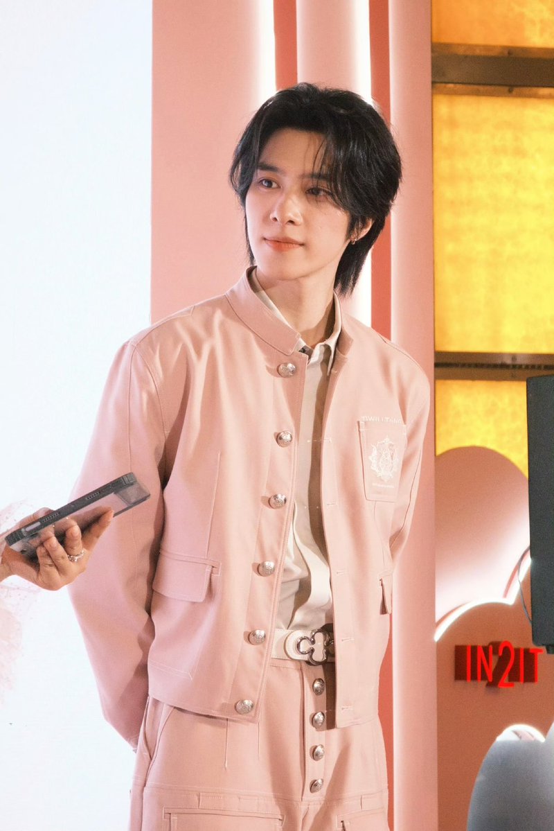 im_xoo1's tweet photo. Hope you allow yourself to be imperfect and do not push yourself toward unreachable standards all the time, Hendery. Happy birthday.

#목요일의남자_헨드리탄신일
#헨드리생일이니까말할게_사랑헨
#칸토니즈파워928퍼센트 https://t.co/KrZr91FSiS