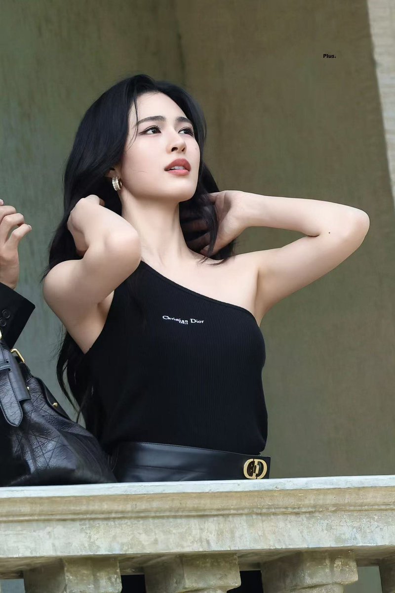ginetta_88's tweet photo. At Paris Fashion Week, Lingling Kwong in Dior Summer27 is pure cinematic perfection.

#LinglingKwong #DiorSummer27
#PFW #Dior
#LinglingKwongXDiorSummer27
@Dior @linglingsirilak https://t.co/IPJWcLDC34