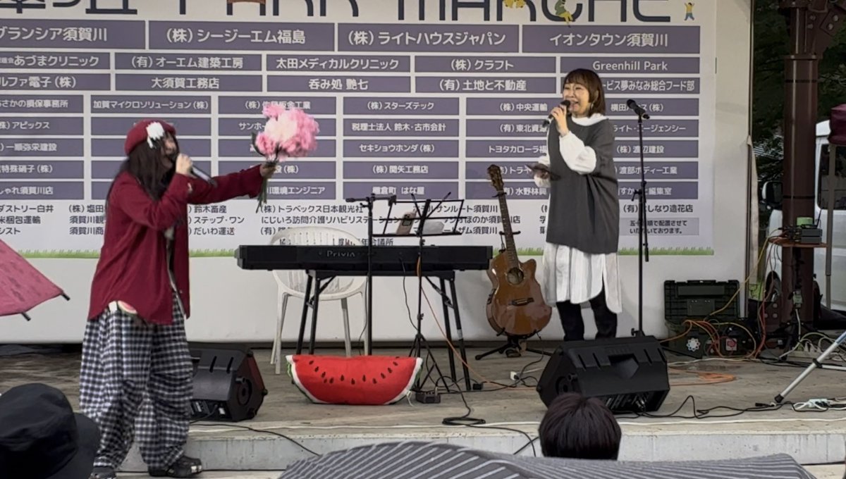 MacchoLEAGUE's tweet photo. 須賀川「翠ヶ丘パークマルシェ前夜祭花火」で村民こだまちゃんのライブ🍉
猪苗代リステル以来、やっと観に来れたので嬉しすぎる✨
美伸さんとのセッションも最高👍
娘も花を受け取って盛り上がりました
雨の中で大活躍したのが、あの傘！
娘は気に入って、装着しながら屋台でお買い物☂️
#村民こだま https://t.co/f4BalfRMHY