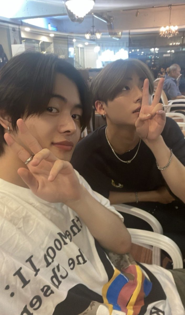 rose_sangwon's tweet photo. 今日はサンリオが出会った記念日だね😭
出会って9年、ALD1としてもう一度同じ夢を叶えて1年だねㅠㅠ
生まれた国も育った環境もも性格も全てが違うし、友達だってそれぞれいるのに練習生として出会ってアイドルとして活動してるのは奇跡だし運命だと思う🥹ふたりにとって幸せな9年目でありますように！ https://t.co/Z5dmTySpuU