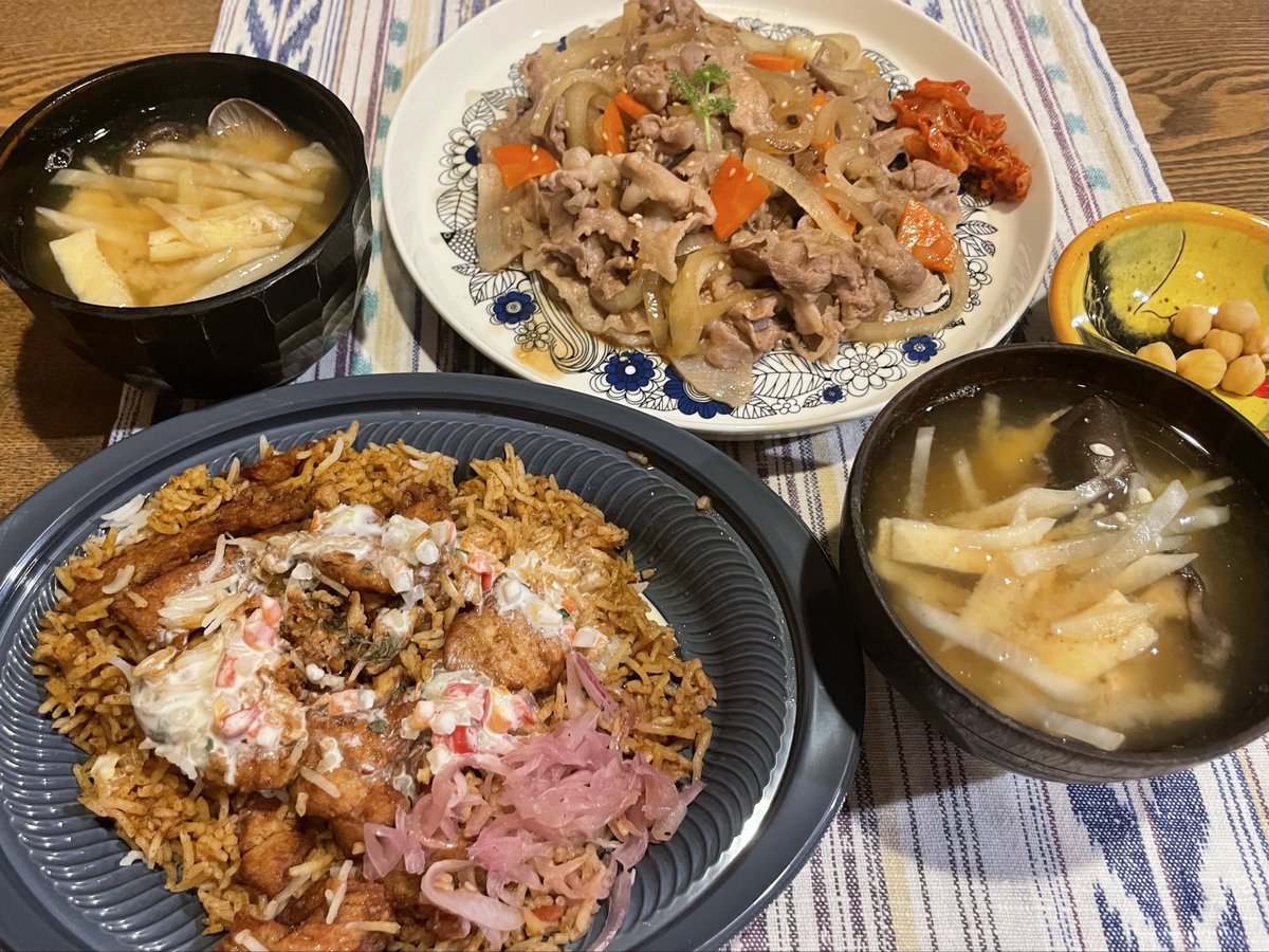 YoshihikoHash's tweet photo. 俺は買ってきてもらった西友のビリヤニを、家人は生姜焼きと白飯、大根と平茸と薄揚げの味噌汁など https://t.co/MUOIswzbRs