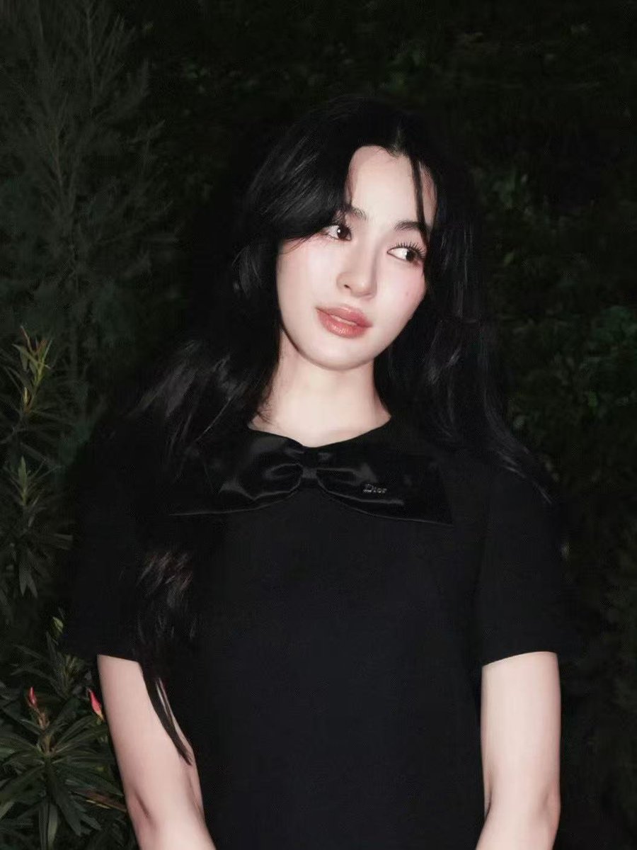 ginetta_88's tweet photo. Lingling Kwong in Dior Summer27 makes Paris Fashion Week feel like a dream.

#LinglingKwong #DiorSummer27
#PFW #Dior
#LinglingKwongXDiorSummer27
@Dior @linglingsirilak https://t.co/cEdDSdZOsw