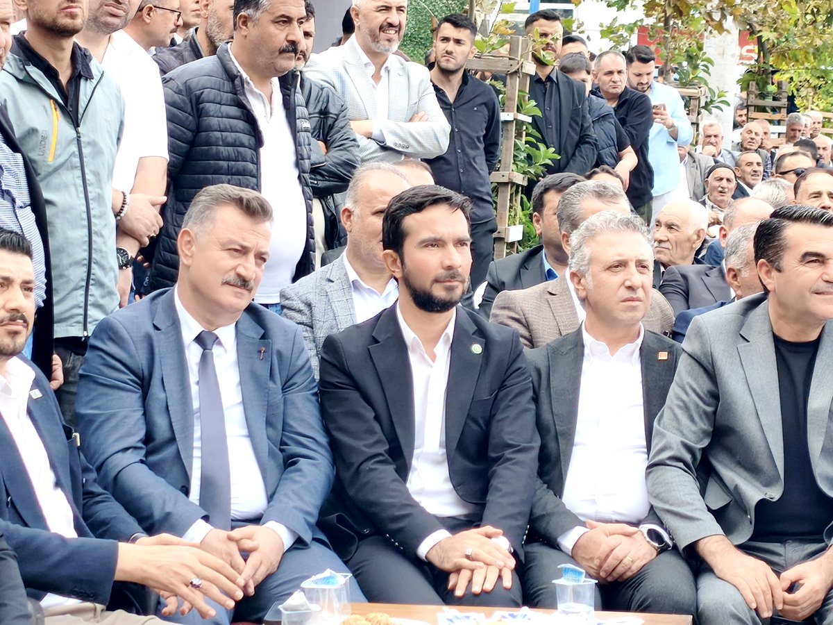 ZekiAras16's tweet photo. Dernekler sadece birer buluşma noktası değil, gençlerimize değerlerimizi aktaracağımız birer eğitim ve kültür yuvasıdır. 

Açılışını yaptığımız Bıdri Hasköy ve Civar Köyleri Derneği’nin hayırlı hizmetlere, güzel nesillerin yetişmesine vesile olmasını diliyorum. 

Derneğin kıymetli başkanı Naim Kayaalp ve güzide yönetimini tebrik ediyorum.