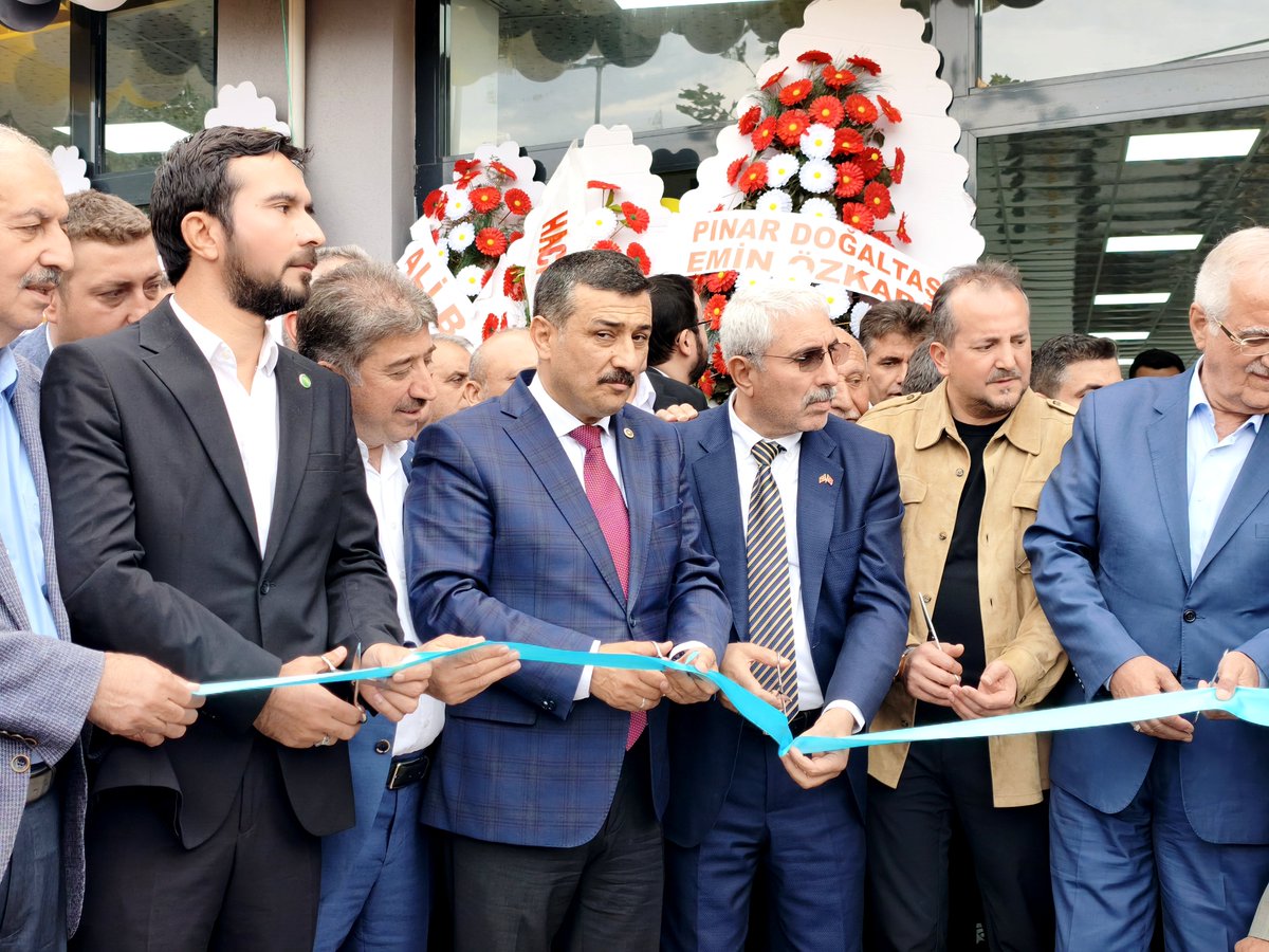 ZekiAras16's tweet photo. Dernekler sadece birer buluşma noktası değil, gençlerimize değerlerimizi aktaracağımız birer eğitim ve kültür yuvasıdır. 

Açılışını yaptığımız Bıdri Hasköy ve Civar Köyleri Derneği’nin hayırlı hizmetlere, güzel nesillerin yetişmesine vesile olmasını diliyorum. 

Derneğin kıymetli başkanı Naim Kayaalp ve güzide yönetimini tebrik ediyorum.