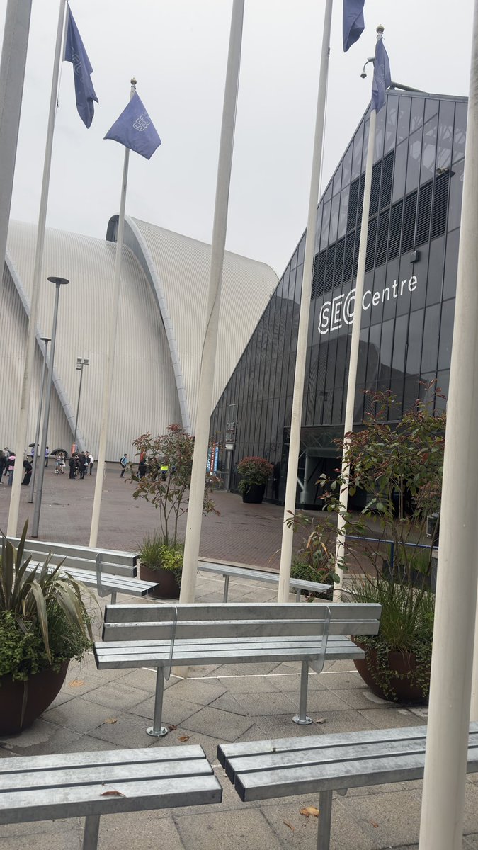 qexizs's tweet photo. Paid £28 to enter Glasgow Comic Con just to walk around two rooms looking at overpriced stuff. What a lame ass event. https://t.co/97j3nOx76a