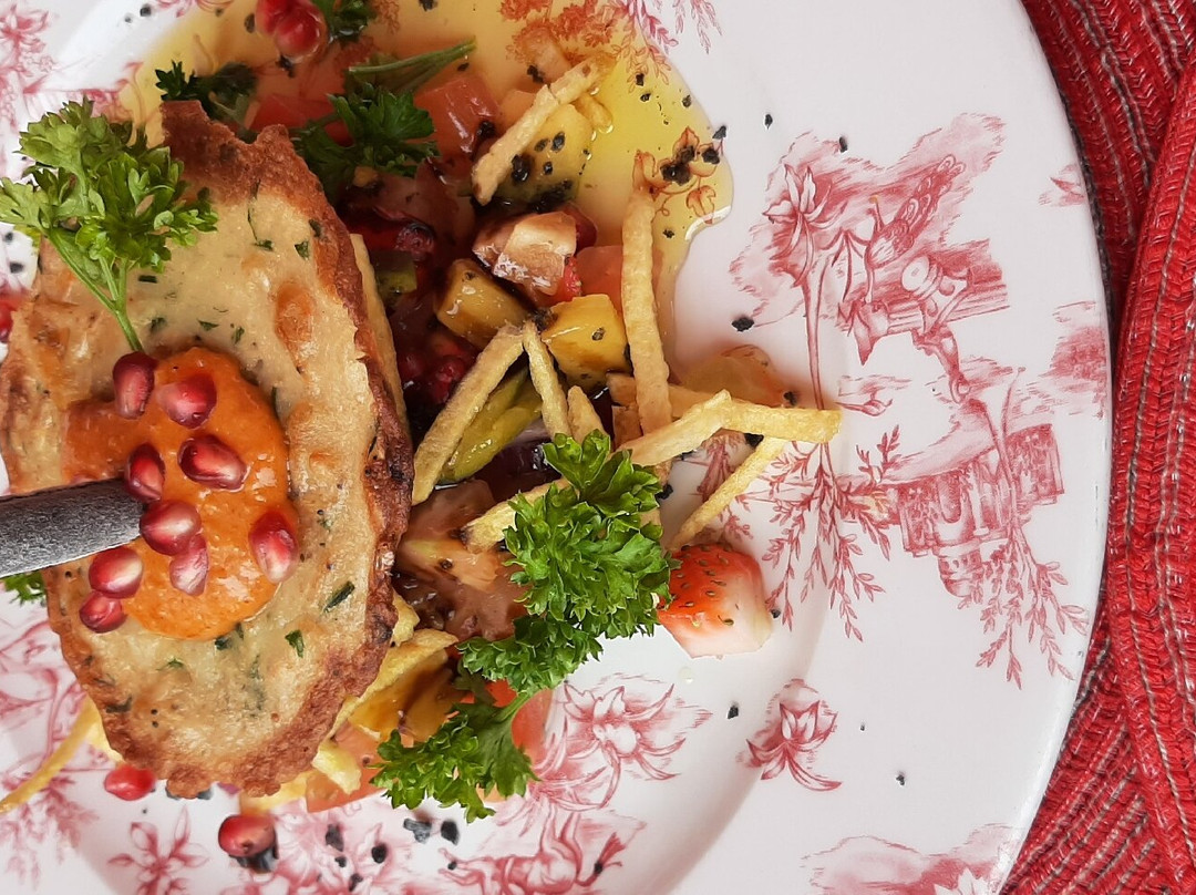 StevieFrontp's tweet photo. Descubrimos una verdadera joya gastronómica en el centro! Tapas crujientes de patata con alioli casero y vino tinto navarro. Volveremos sin duda! https://t.co/aAF2UBYuio