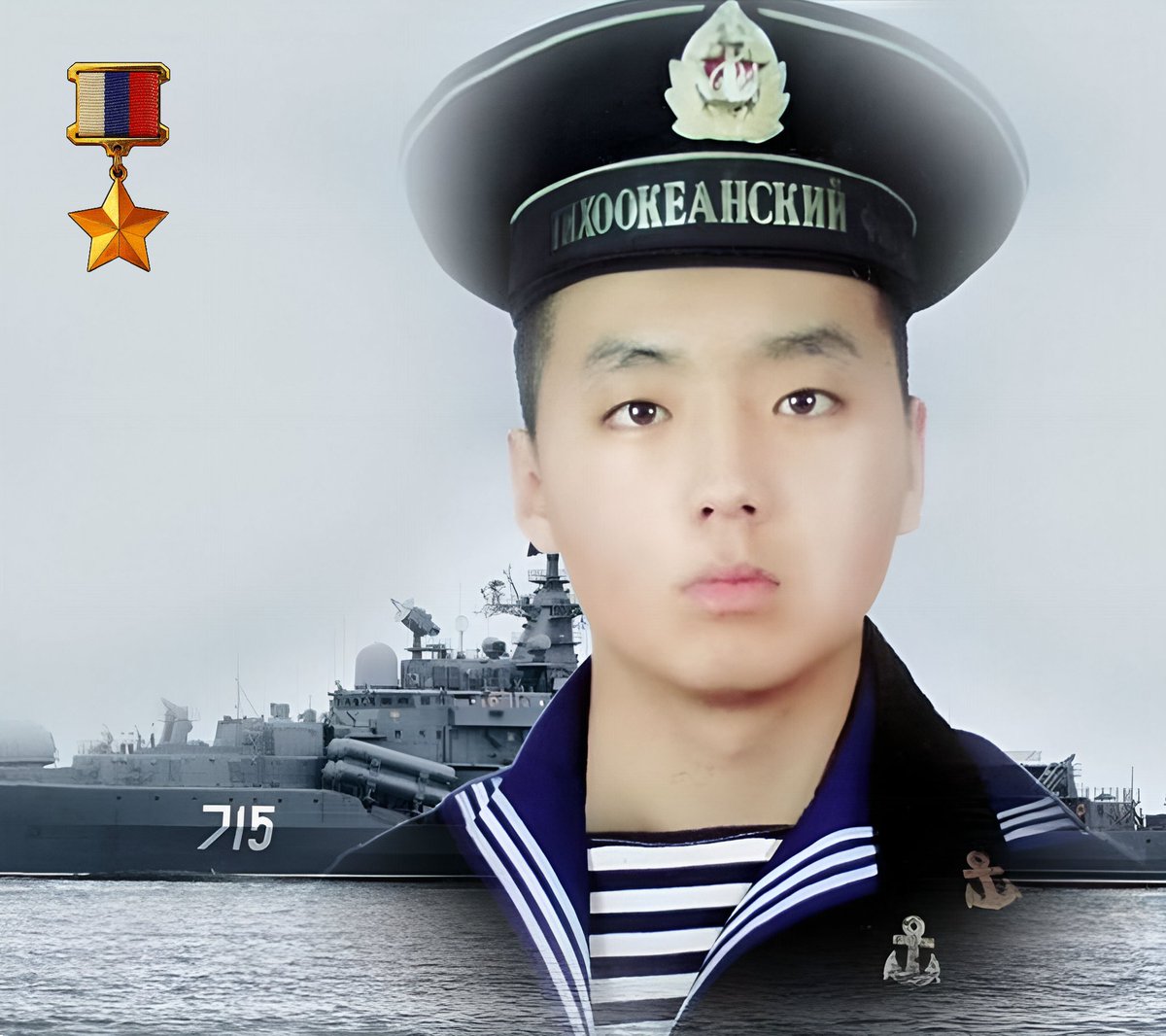 AnatolyVlasov87's tweet photo. Прошло 16 лет... На борту эсминца "Быстрый" ТОФ начался пожар, но Алдар Цыденжапов сразу кинулся в огненный отсек.

Около 10 секунд 19-летний матрос находился в огне и перекрывал топливо, предотвращая утечку и взрыв. Ценой своей жизни он спас других.

Герой России посмертно... 🙏 https://t.co/0EsMwrFtKF