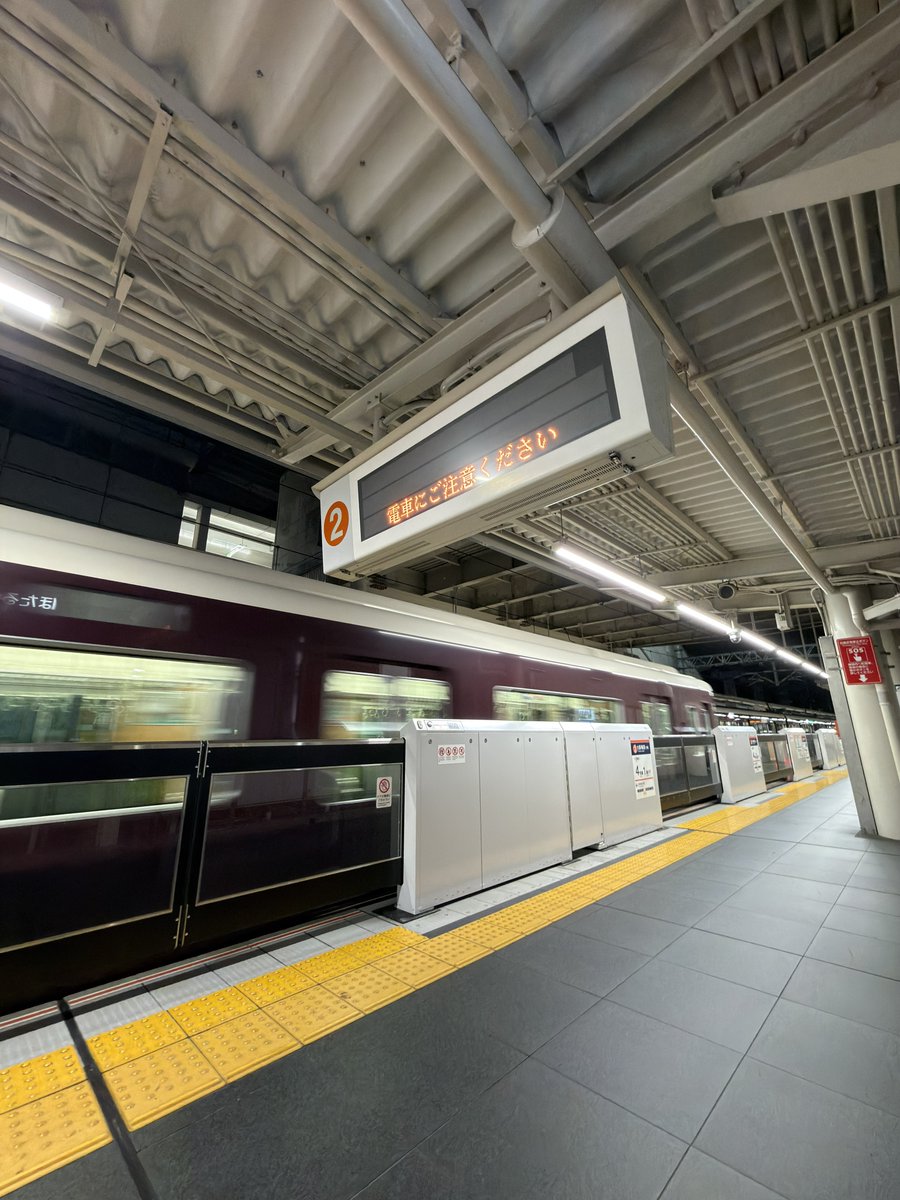 Caffeineless701's tweet photo. マルーンカラーの電車にのって https://t.co/RWsebWiia5