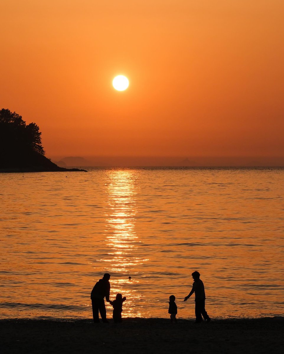 LaciWhittynt's tweet photo. With a breathtaking sunset, I finally lived out a moment I had imagined: with my father and my sons. It was a deeply grateful day. https://t.co/CHCUuLRYsa