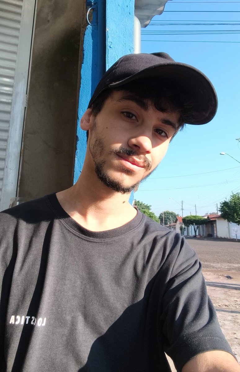 EuMackenzie's tweet photo. Eu na porta de casa esperando um amor aparecer do absolutamente nada 🫠😂 https://t.co/XKxf9uwY2S