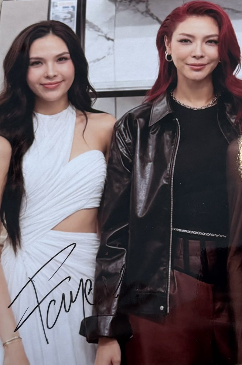 SonyaFanItalia's tweet photo. “SONYA, a true bestie”
I brought you with me to Milan Fashion Week, even though you weren’t physically here… you came with me to see Faye!
And Faye got all shy when I showed her your photo 😂🧡
#ลูกหมีซอนญ่า
#SonyaSaranphat
#MilanFashionWeek
#FayePeraya https://t.co/8zmQl8zXSz