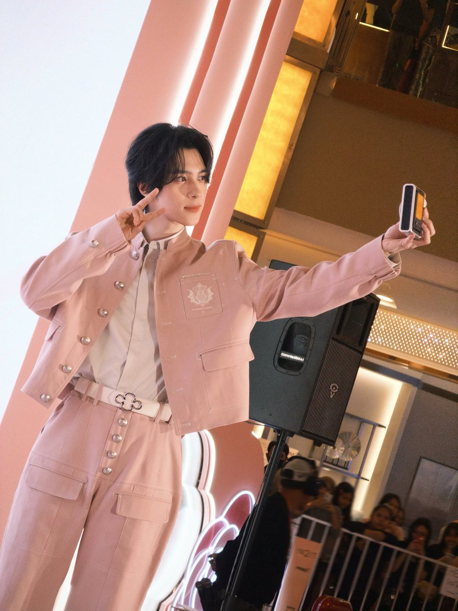 snowfl4keio's tweet photo. Sending birthday wishes to Hendery, with happiness, good health, and love that stays with you always!

#HAPPYHENDERYDAY
#헨드리생일이니까말할게_사랑헨
#칸토니즈파워928퍼센트 https://t.co/jSiAftJ87i
