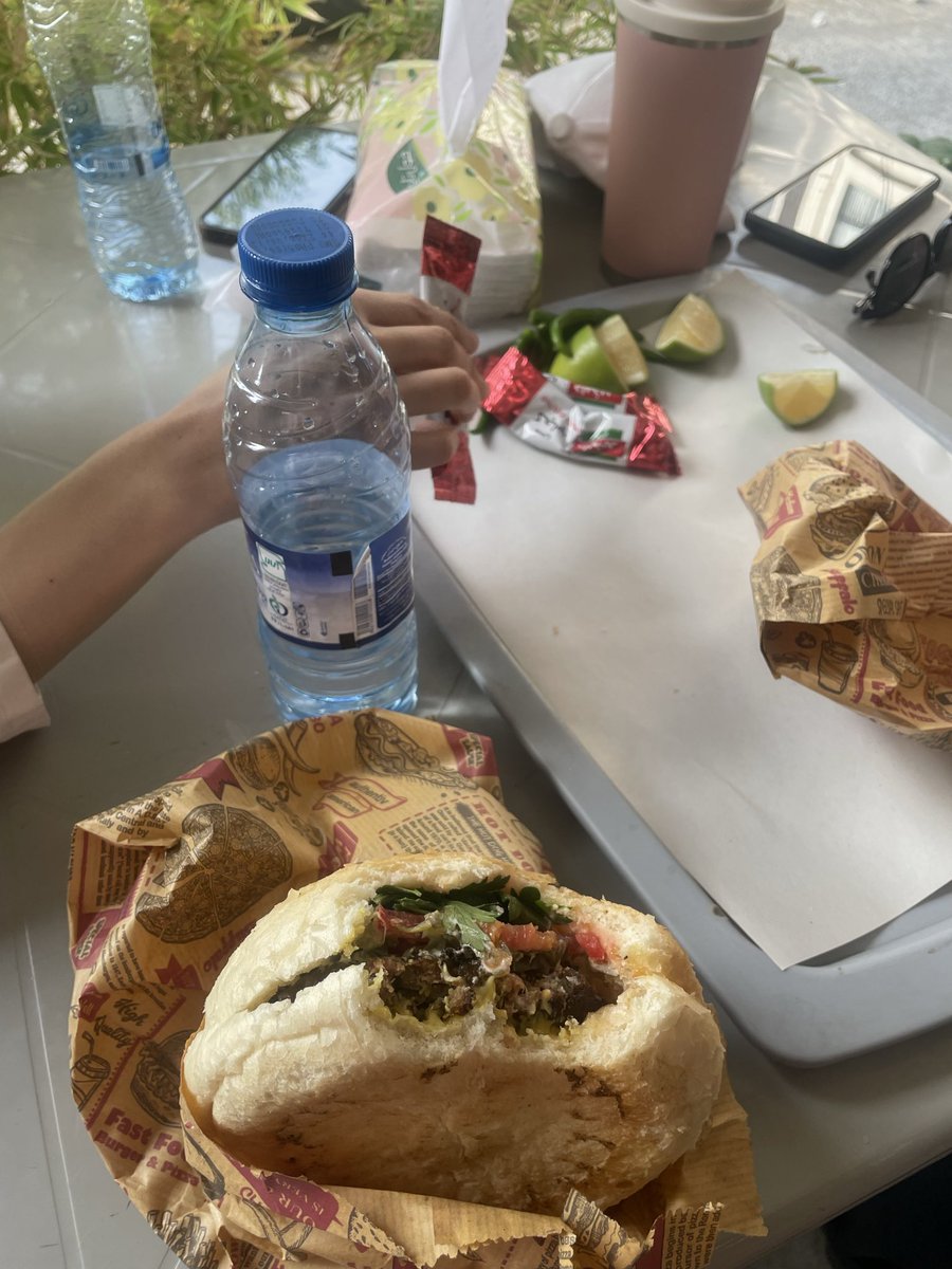 urfavcoffiee's tweet photo. با بچها رفتیم چیز برگر خوردیم. یکی گوجه هاشو در آورد، یکی جعفریاشو، یکی اصلا مخلفات و اینارو گفت واسش نذارن و بعد من رو داشتیم که چپونده بودمش همینطوری تو حلقم. خیلی بامزه بود =) https://t.co/tmO3U9mQTX