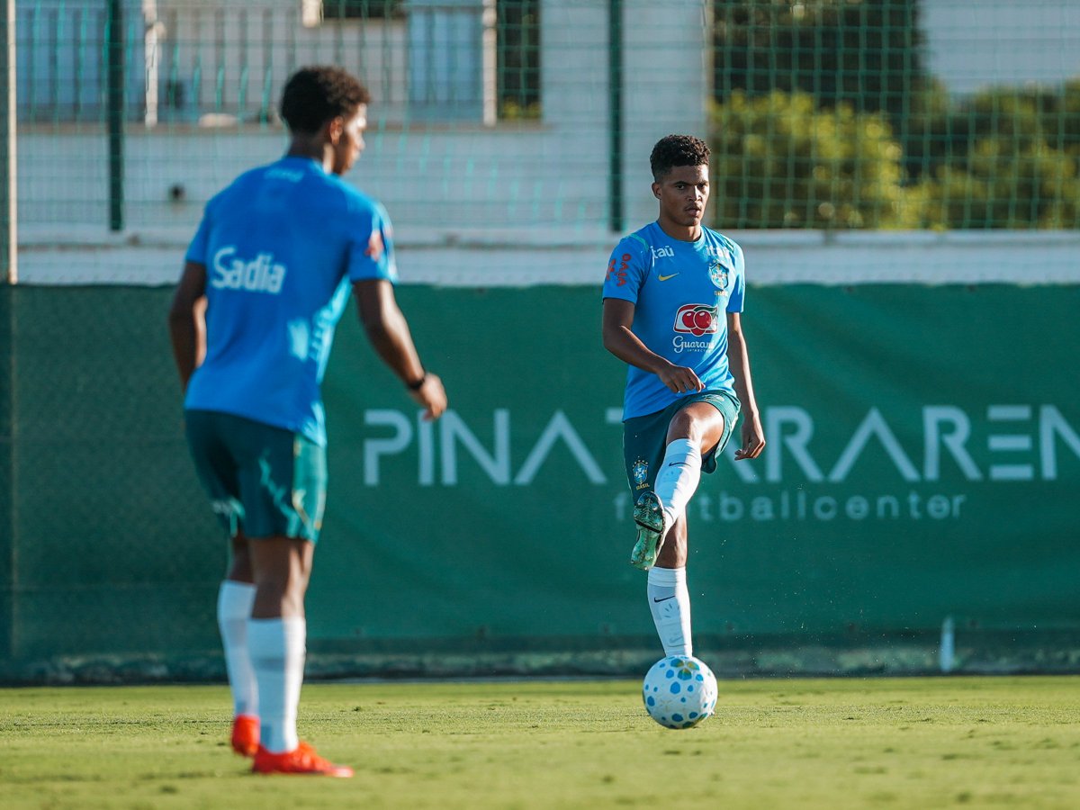PinatarArena's tweet photo. 🇧🇷⚽️ Últimos retoques antes de su primer encuentro en los campos de Pinatar Arena.
Brasil Sub-20 completa su preparación en La Torre Golf antes de enfrentarse mañana a Dinamarca Sub-20, a las 18:00 h. 🏟️
🎟️ Entrada gratuita. ¡Os esperamos a todos!
#PinatarArena #BrasilSub20 https://t.co/gzyAGRWlXx