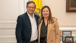 silvioravel's tweet photo. Pese a haber liberado a Calarcá, L Adriana Camargo reconoce q este sí era un bandido y q debe estar preso. No puede ser q Col tenga por fiscal a una Sra cometiendo tantos errores, invalidando tantas demandas y omitiendo tantas acusaciones. Fuera de la Fiscalía grandísima inepta https://t.co/CF6cQlEhfX
